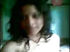 এক মহিলা ইন্ডিয়ান চ ...